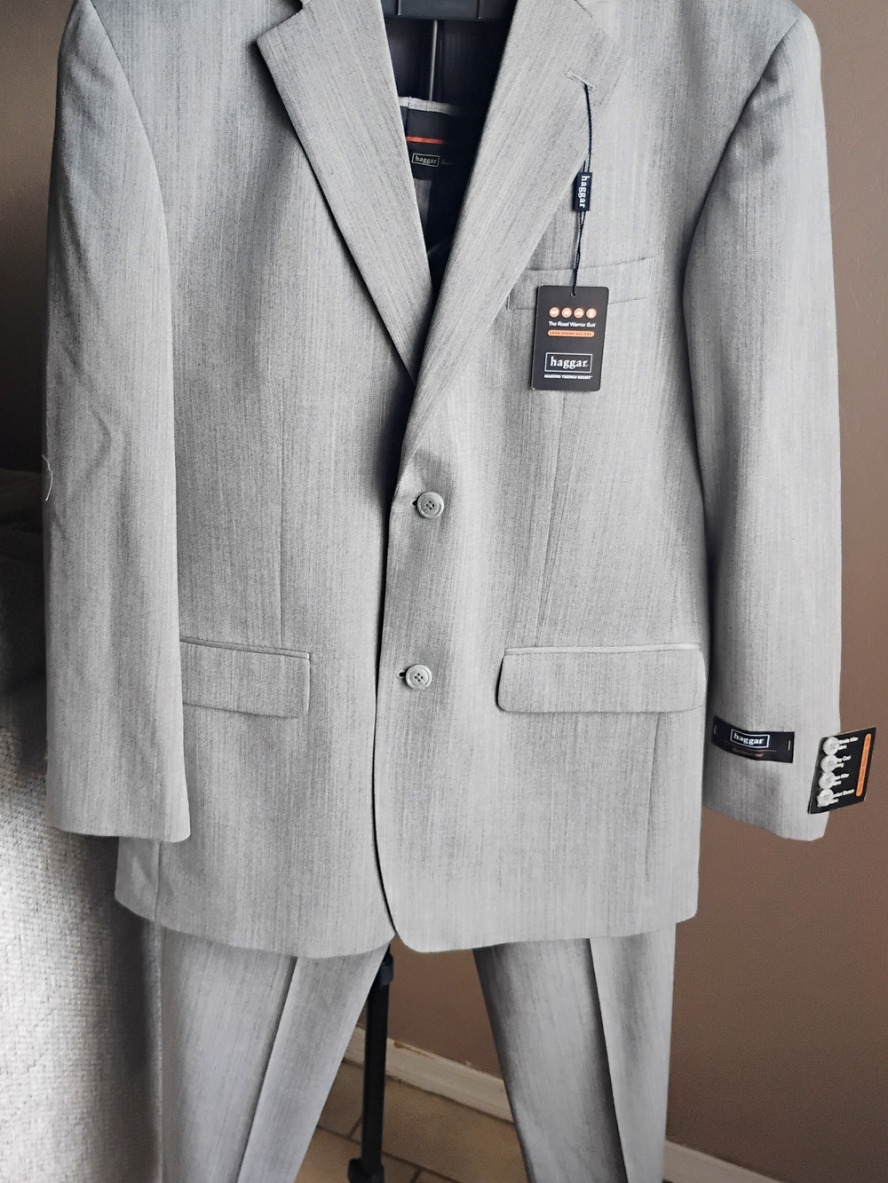 Haggar NWT Men's Light Grey Two Piece Suit 44L Jacket , 36X34 Cuffed Trousers